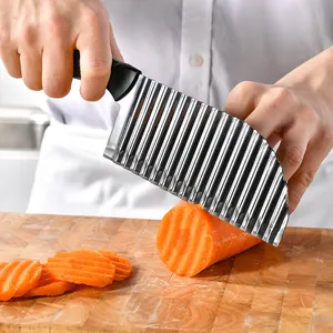 Edelstahlschneider mit Wellenschliff für Kartoffeln und Karotten auf Holz