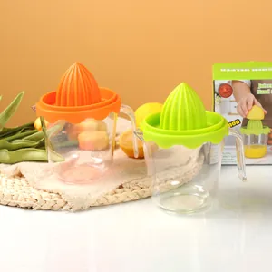 Handmatige PP citruspers met transparante bekers voor vers sinaasappel- en citroensap.
