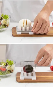Dettaglio dell'affettatura di uova sode con un tagliapasta manuale in acciaio inox