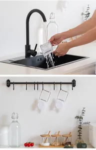 Pulizia e sospensione di un affetta uova bianco in acciaio inox in una cucina moderna
