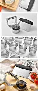 Set di strumenti da forno in acciaio inox con miscelatore, raschietto e stampini tondi.