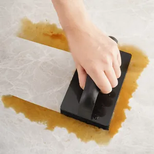 Brosse de nettoyage de gril robuste avec poignée pour enlever les taches tenaces.