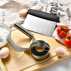 Set da forno 3 pezzi in acciaio inox con raschietto, miscelatore e tagliabiscotti