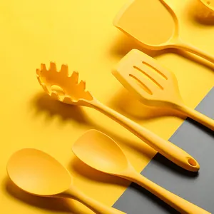 Set di utensili da cucina in silicone giallo con spatola, mestolo e servispaghetti