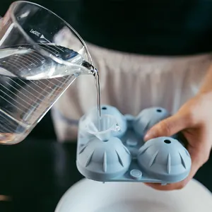 Molde de silicona azul para 4 bolas de hielo con mini embudo para hacer esferas