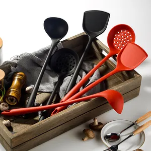 Ensemble d'ustensiles de cuisine en silicone rouge et noir à long manche haut.