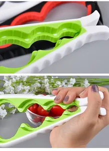 Nahaufnahme des 4-in-1-Glasöffners mit ergonomischem Griff, der von einer Hand gehalten wird