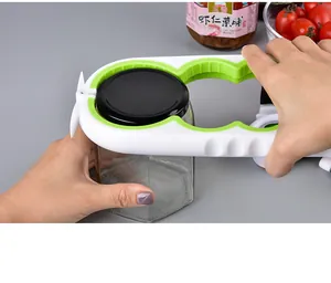 Benutzer zeigt 4-in-1 Multifunktions-Dosenöffner auf Glasflasche in einer Küche.