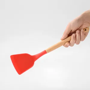 Hittebestendige rode siliconen spatel met houten handvat voor pannen met antiaanbaklaag