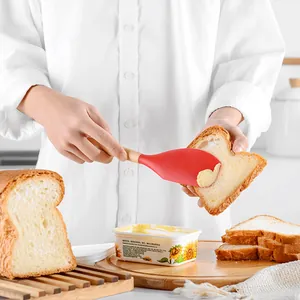 Hittebestendige rode siliconen spatel met houten handvat voor het smeren van toast