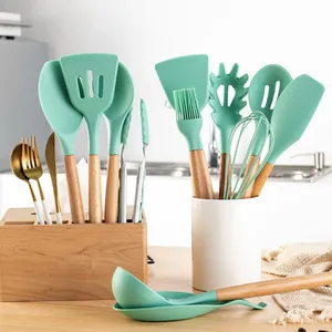 Set di 12 utensili da cucina in silicone verde menta con manici in legno e secchio