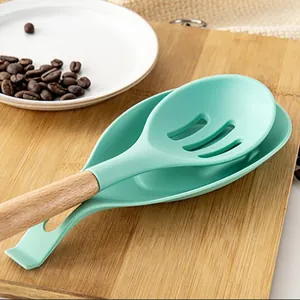 Cucchiaio scanalato in silicone verde menta e poggiamestolo con manico in legno