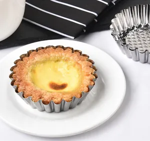 Nahaufnahme einer frisch gebackenen Eiertorte in einer flachen 430 Edelstahl-Tarteform