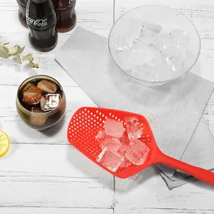 Duurzame rode PP plastic zeef en ijsschep voor keukengebruik op witte houten tafelblad