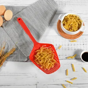 Duurzame rode PP plastic keukenzeefschep met lange steel voor pasta en waterafvoer
