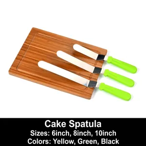 Set di 3 spatole angolari in acciaio inox per decorare torte su una base di legno