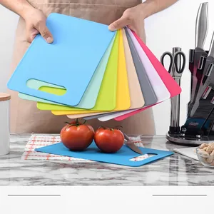 Juego de tablas de cortar de plástico PP antideslizantes de colores para cocina.