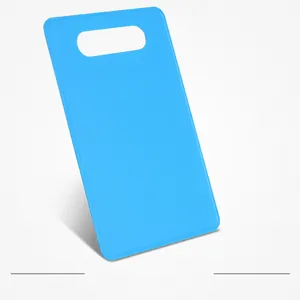 Tabla de cortar rectangular antideslizante de plástico azul con mango para la cocina