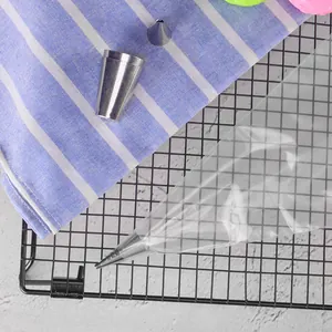 Poche à douille jetable 12 pouces avec douilles en acier inox sur grille de cuisson