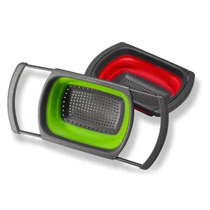 Square foldable kitchen colander with retractable handles for efficient sink straining