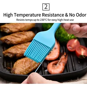 Gedetailleerde weergave van een blauwe hittebestendige siliconen olieborstel op een grillpan.