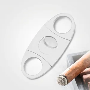 Minimalistischer Zigarrenschneider aus Edelstahl mit einer gebürsteten Metalloberfläche
