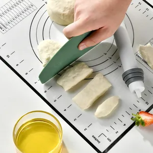 Adjustable silicone rolling pin and scaling mat set for professional kitchen baking