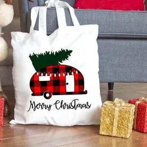 Stofftasche Detail mit weihnachtlichem Wohnmobil-Print und Geschenkboxen