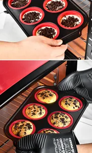 Primo piano di muffin appena sfornati in uno stampo in silicone a 6 fori rosso e nero