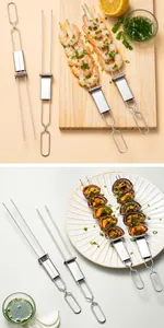 Vista detallada de brochetas de barbacoa semiautomáticas de acero inoxidable con comida asada