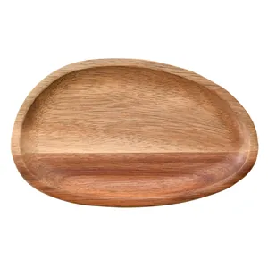 Piatto da portata artigianale in legno di acacia con venature naturali e forma a ciottolo