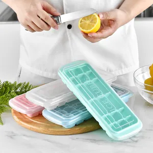 Set van meerkleurige 18-vaks siliconen ijsblokjesvormen met deksels in een keuken