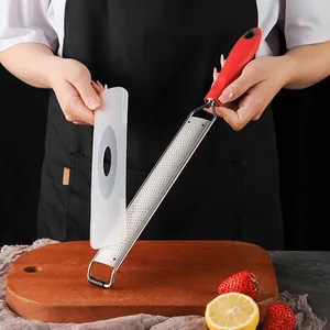Râpe à fromage et citron professionnelle de 40 cm en inox avec manche rouge et couvercle