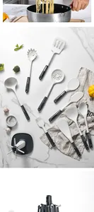 Vista dall'alto dettagliata del set di 13 utensili da cucina in silicone bianco su marmo