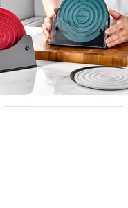 Dettaglio di sottopentola in silicone resistenti al calore con supporto nero su un tagliere