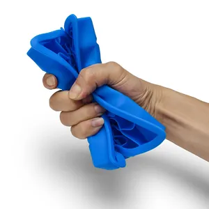 Flexible blaue Silikon-Eiswürfelform mit 24 Fächern wird gedrückt um Elastizität zu zeigen