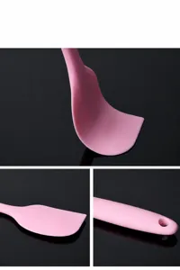 Macro-opname van flexibele roze siliconen spatelkop en handvat met handig geïntegreerd ophangoog
