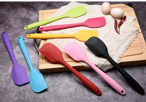 Set di spatole in silicone colorate per mescolare burro e panna, strumenti da pasticceria.