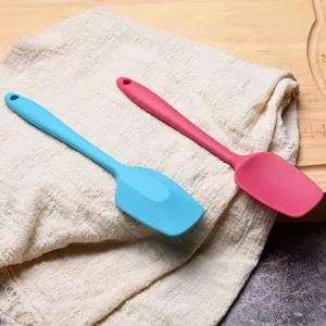High-quality food-grade silicone spatulas for professional baking and cake decorating.