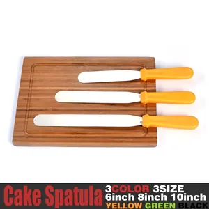 3er-Set Edelstahl-Kuchenspachtel mit 6, 8 und 10 Zoll Klingen auf Holzbrett