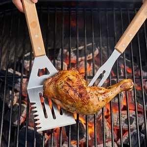 Juego profesional de herramientas para barbacoa de acero inoxidable y mango de madera.