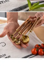 Detailansicht der vergoldeten Messlöffel mit ergonomischen Griffen aus Akazienholz.