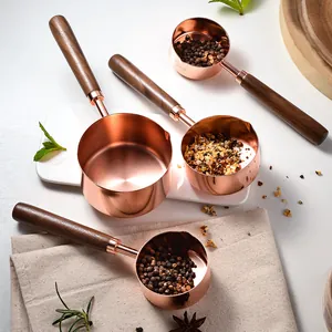 Premium Messbecher und Messlöffel Set aus roségoldenem Edelstahl mit Akazienholzgriffen