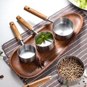 Messbecher-Set aus Edelstahl mit Akazienholzgriffen für das Backen in der Küche