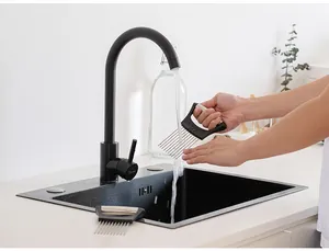Soporte para cebollas de acero inoxidable y ablandador enjuagados bajo el grifo de cocina