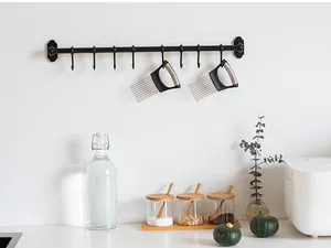 Soporte de acero inoxidable para cortar cebollas colgado en una cocina moderna y limpia