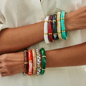 Gestapelte bunte Acryl-Armbänder mit Leoparden- und Marmormuster im Bambus-Stil