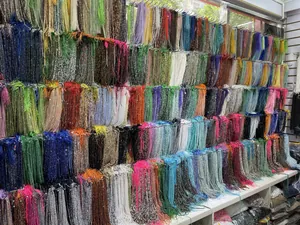 Visualizzazione dettagliata di una vasta collezione di perline sfaccettate colorate per fai da te