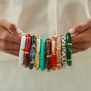 Detailansicht verschiedener Retro-Acryl-Armbänder mit Leoparden- und Marmormustern