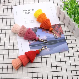 Farbenfroher handgefertigter Quasten-Schlüsselanhänger für Taschen-Deko
